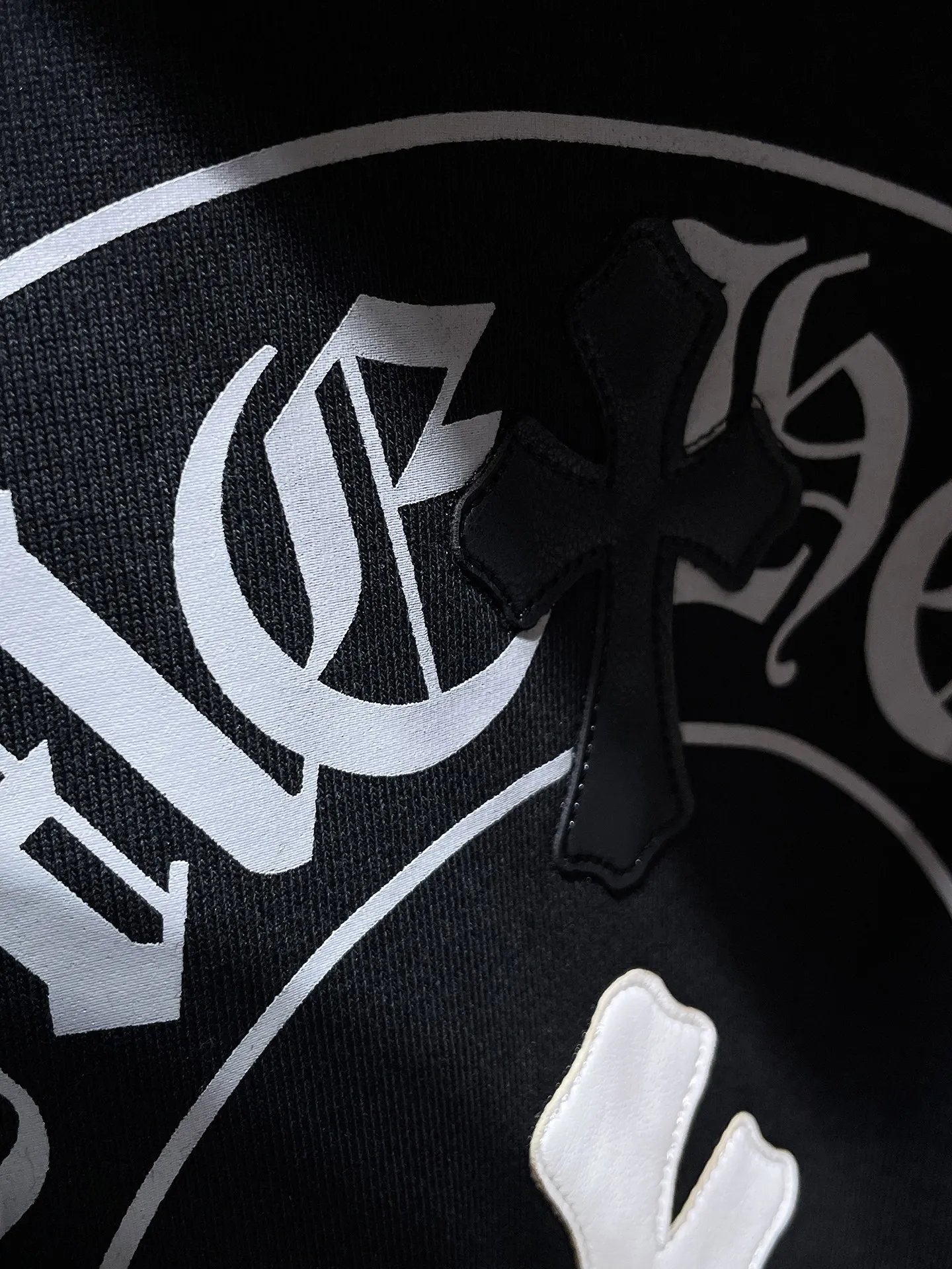 P250 Chrome Hearts Autumn and Winter 2025 Counter Synchronization Chrome Colorful Cross Piece Leather Sanskrit Horseshoe Hooded Sweatshirt Improved Customized Version 1:1 High Weight High Quality Fabric Recommended Color: White Black Size: S, M, L, XL